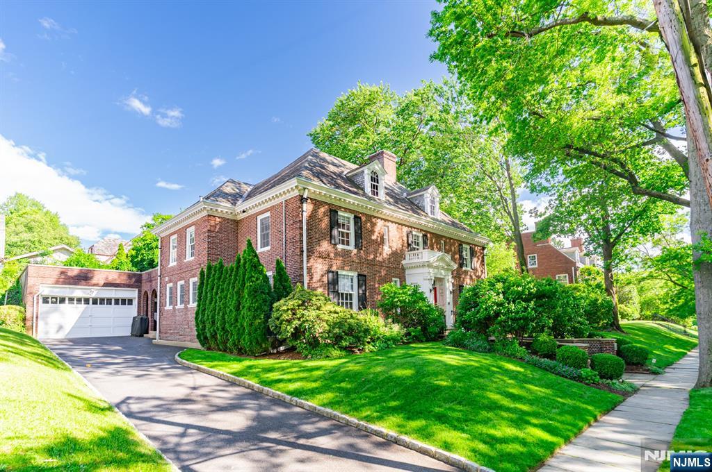 $1,299,000 Colonial