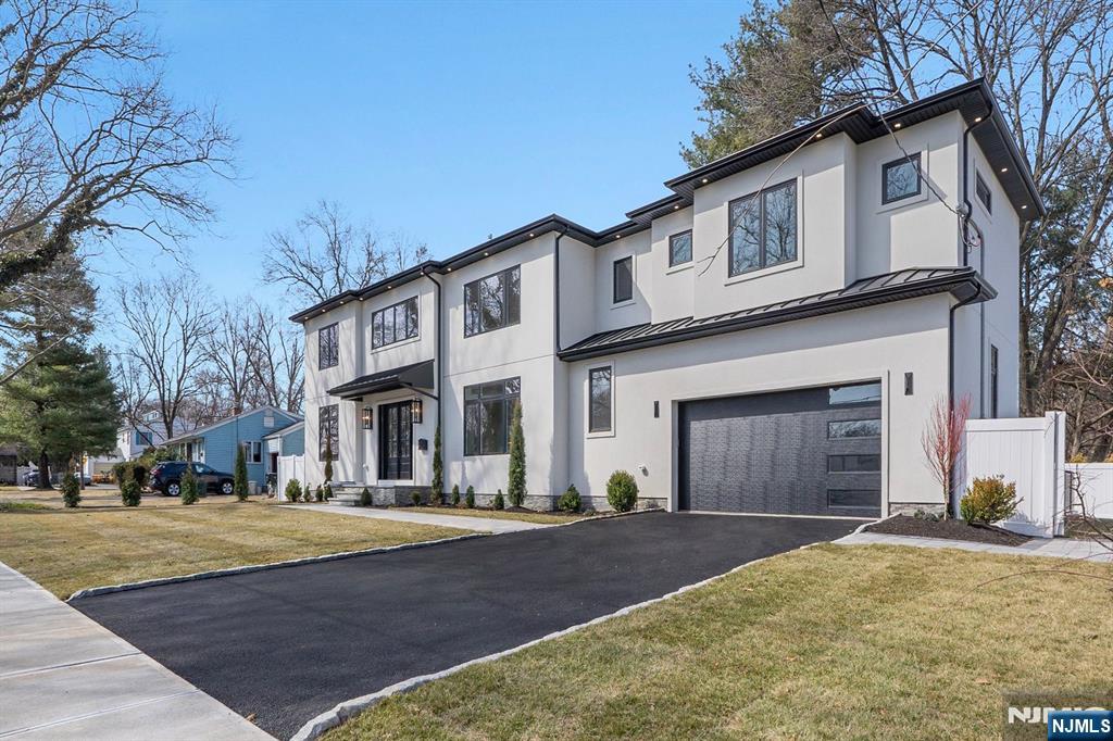 $2,075,000 Colonial