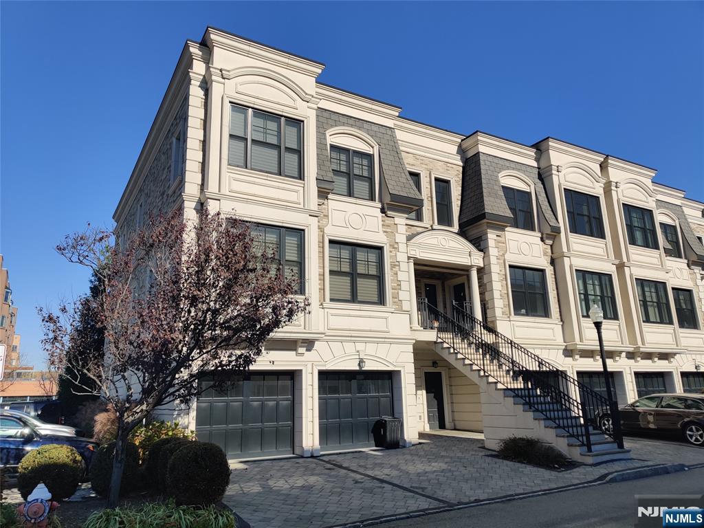 $1,350,000 Townhouse