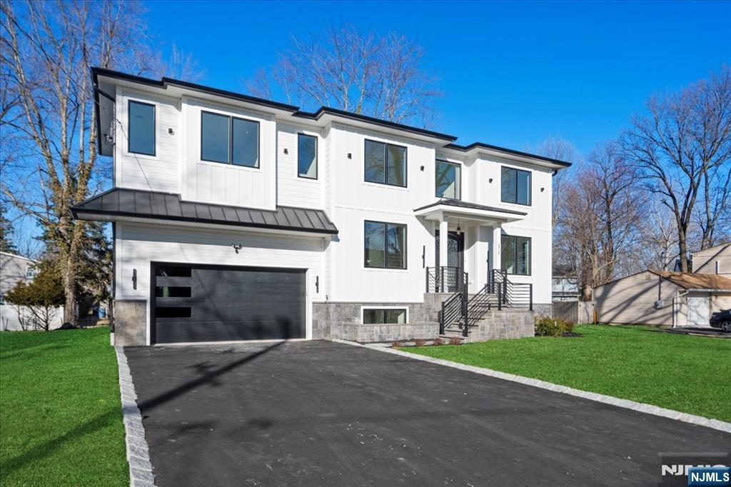 $1,999,995 Colonial
