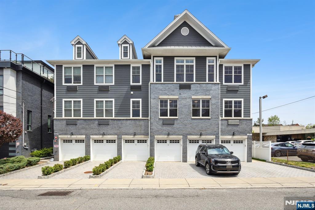 $899,900 Condo