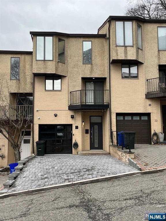 $925,000 Townhouse