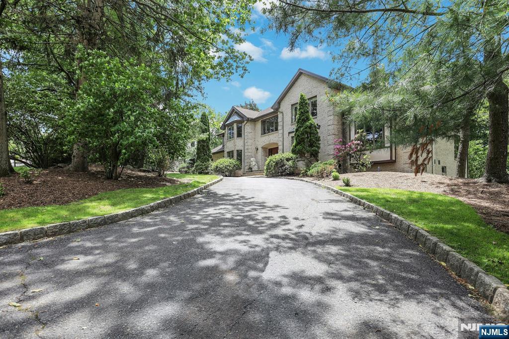 Homes for sale in Cresskill, NJ | 16 Loman Ct, Cresskill, NJ 07626 | MLS# 25018830