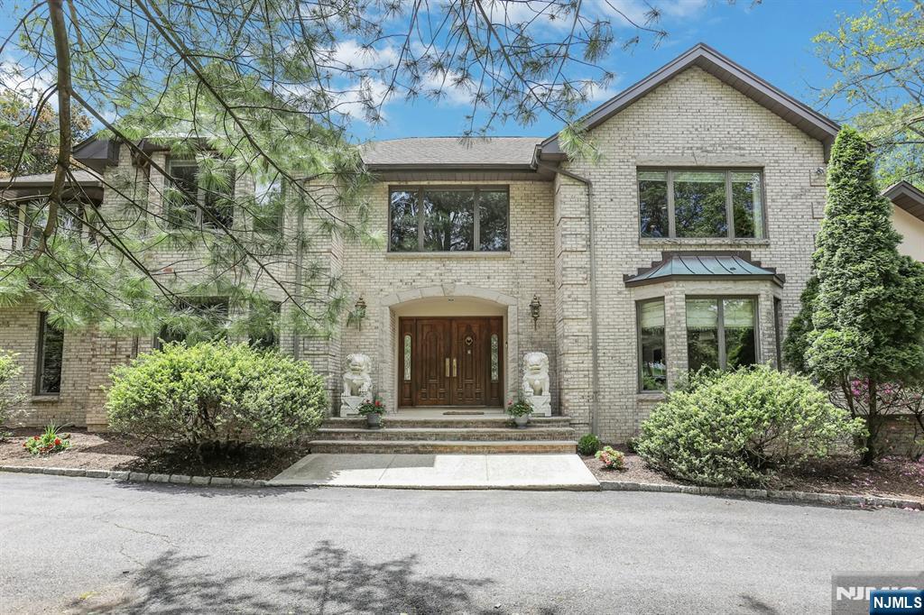 Homes for sale in Cresskill, NJ | 16 Loman Ct, Cresskill, NJ 07626 | MLS# 25018830