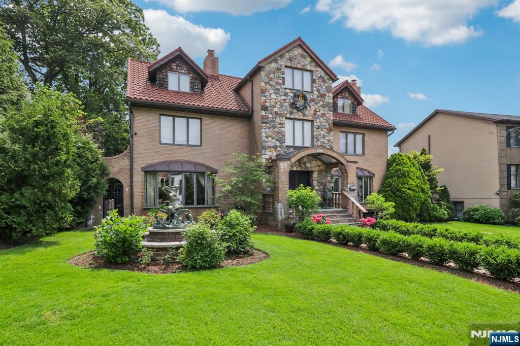 $1,948,000 Colonial