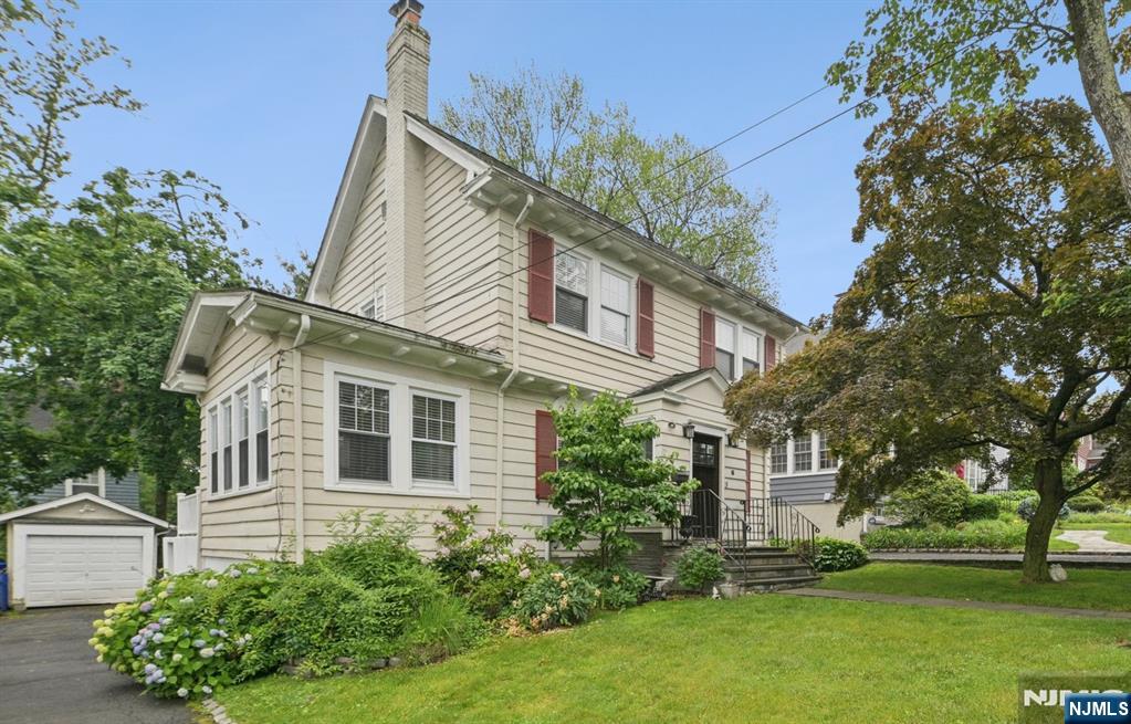 $1,075,000 Colonial