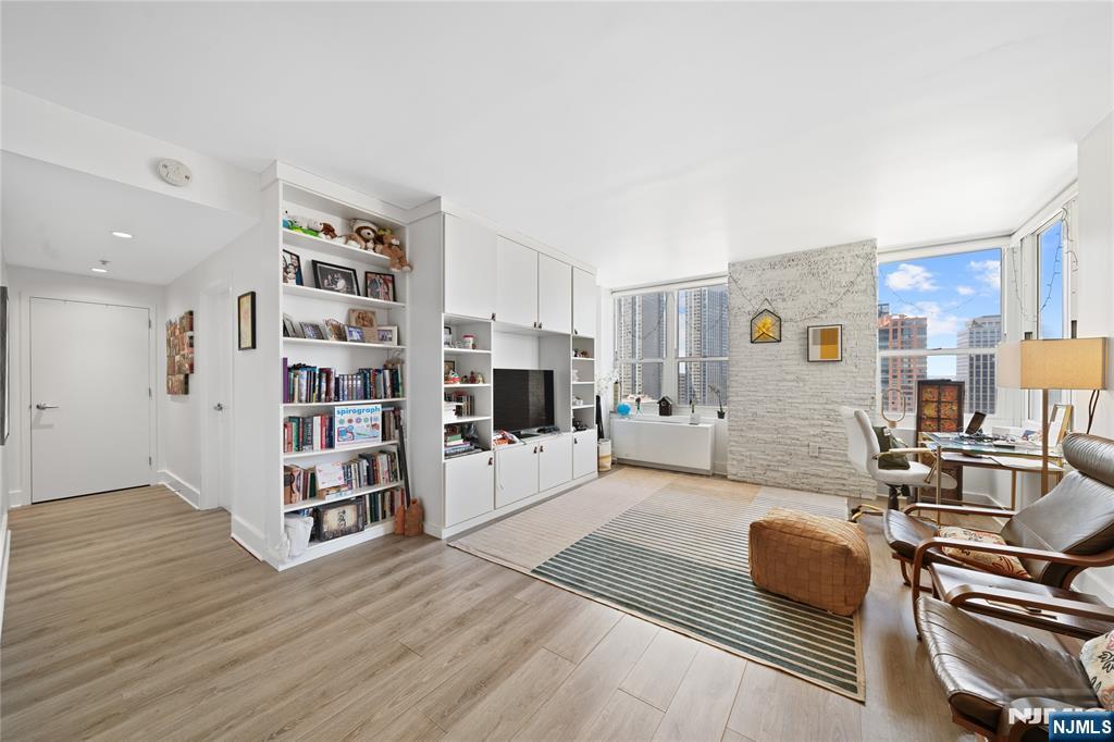 $725,000 Condo