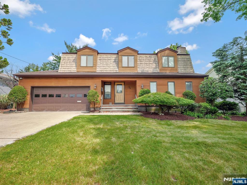 Homes for sale in Clifton, NJ | 39 Daniels Dr, Clifton, NJ 07013 | MLS# 25019867