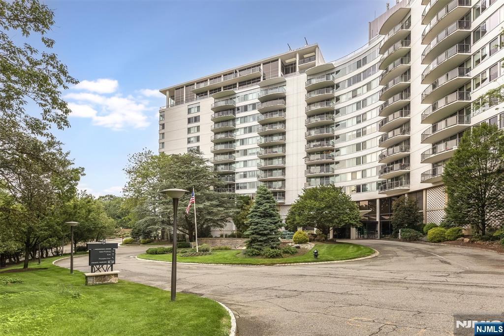 Homes for sale in Verona, NJ | 1 Claridge Dr #521, Verona, NJ 07044 | MLS# 25019905