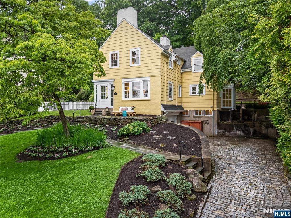 $1,249,000 Colonial