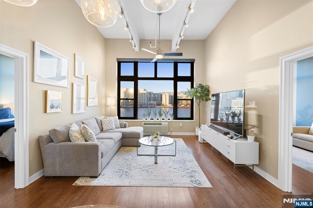 $1,390,000 Condo