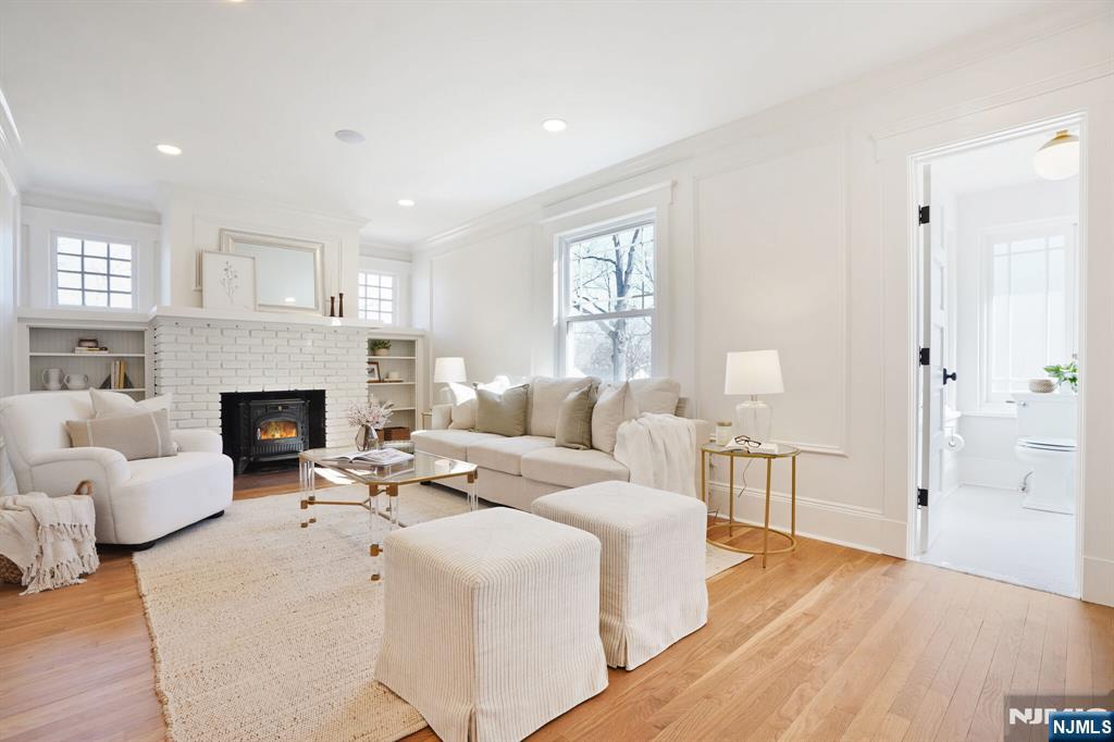 $798,888 Colonial
