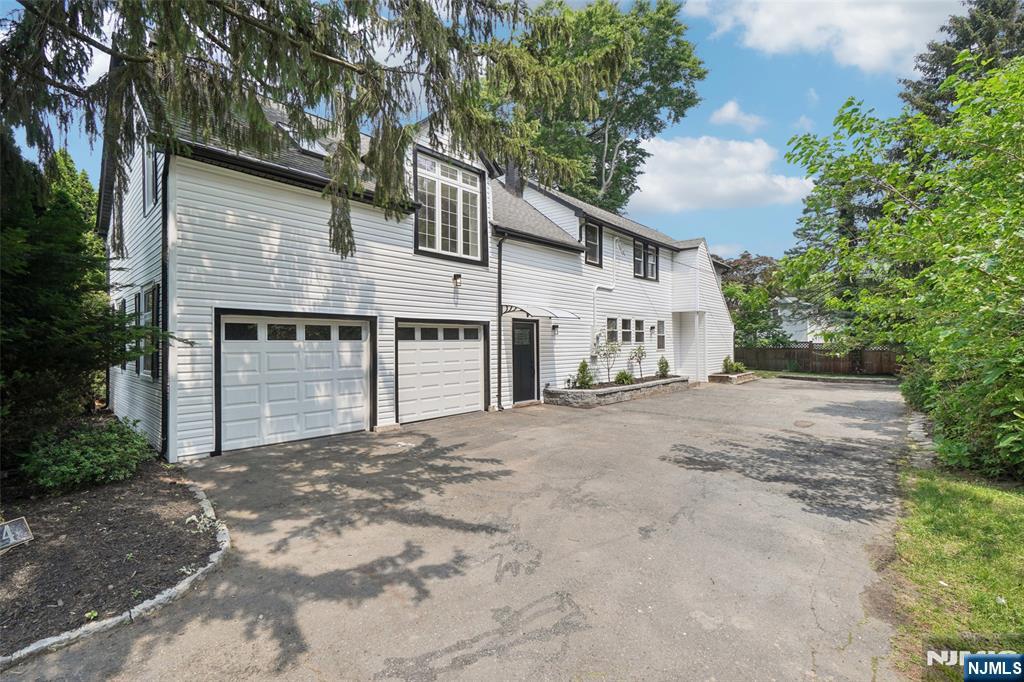$989,000 Colonial