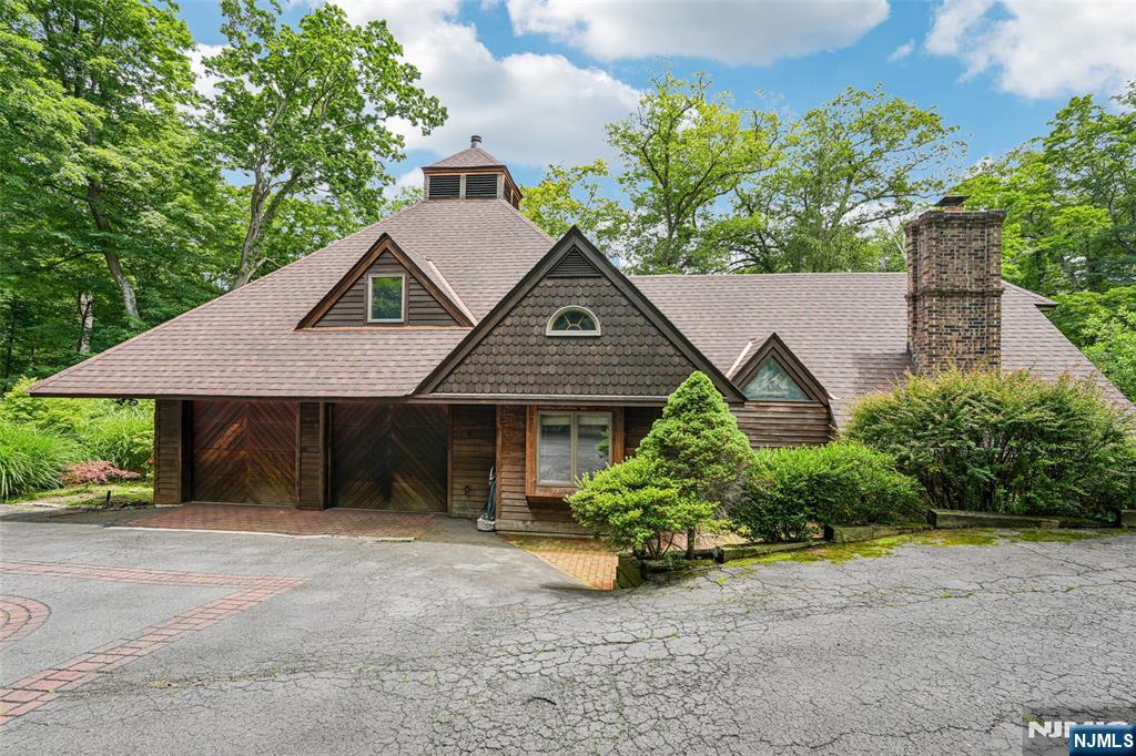 Homes for sale in Tuxedo Park, NY | 1 Lookout Rd, Tuxedo Park, NY 10987 | MLS# 25021353