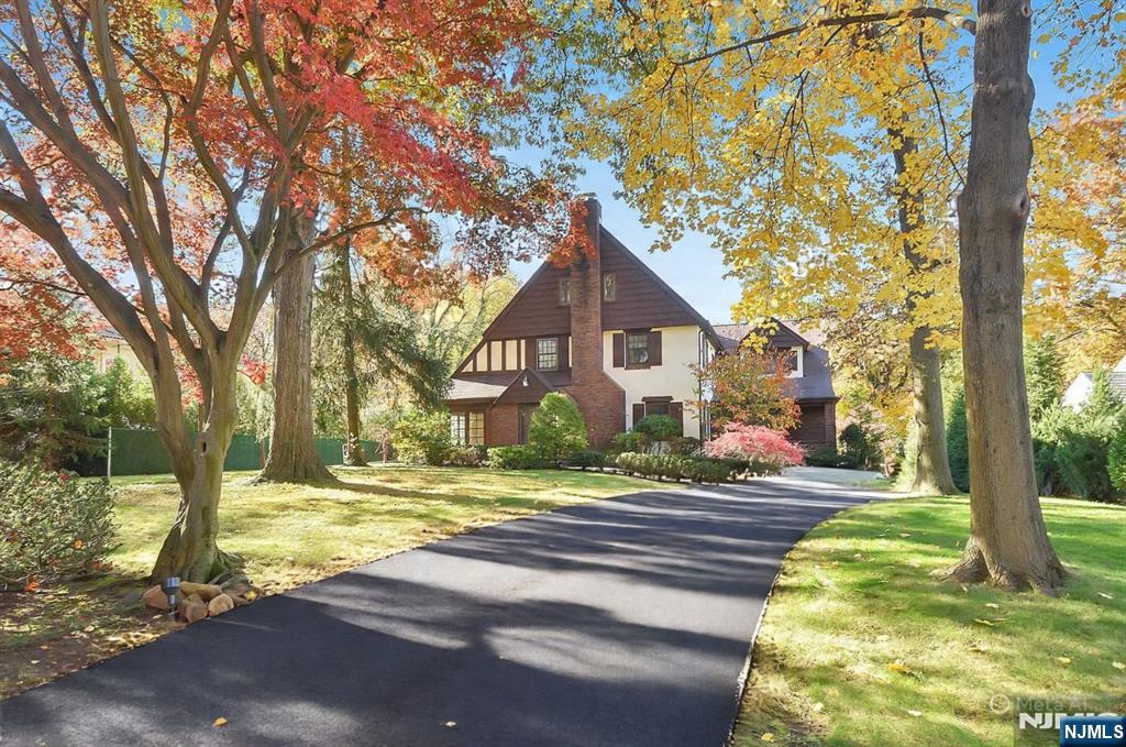 $2,045,000 Colonial