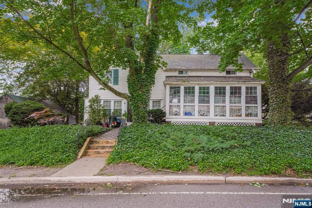 $440,000 Colonial