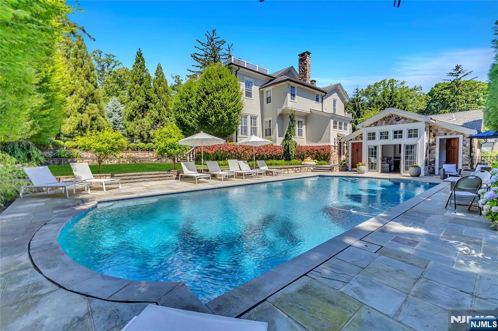 $2,850,000 Colonial