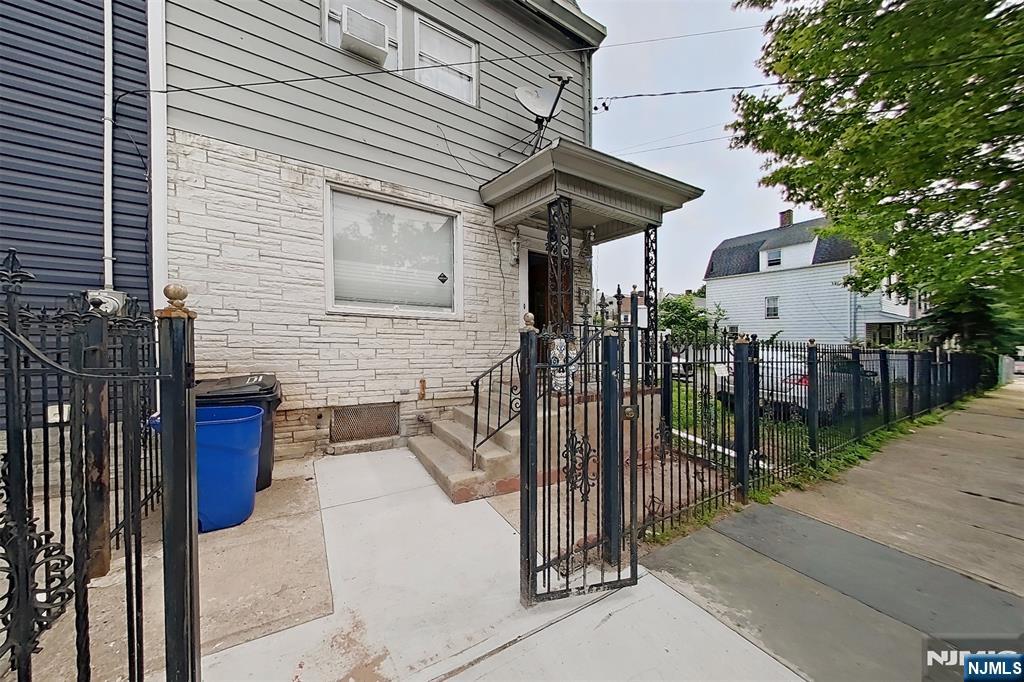 $600,000 Rowhouse