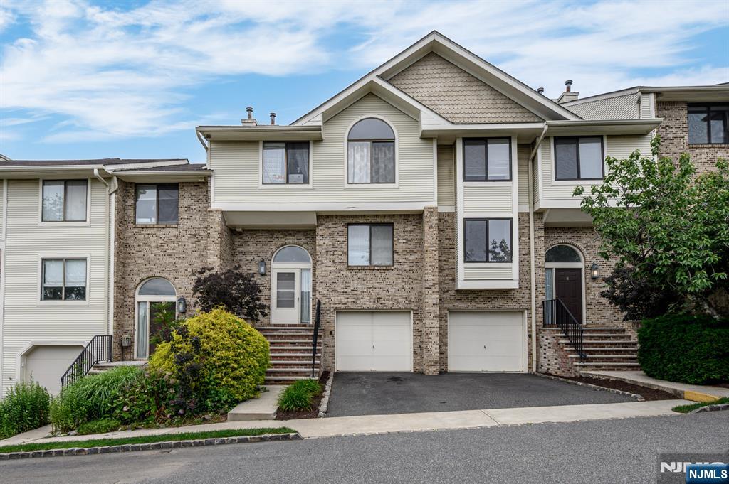 Homes for sale in Verona, NJ | 17 Louisburg Sq, Verona, NJ 07044 | MLS# 25022547