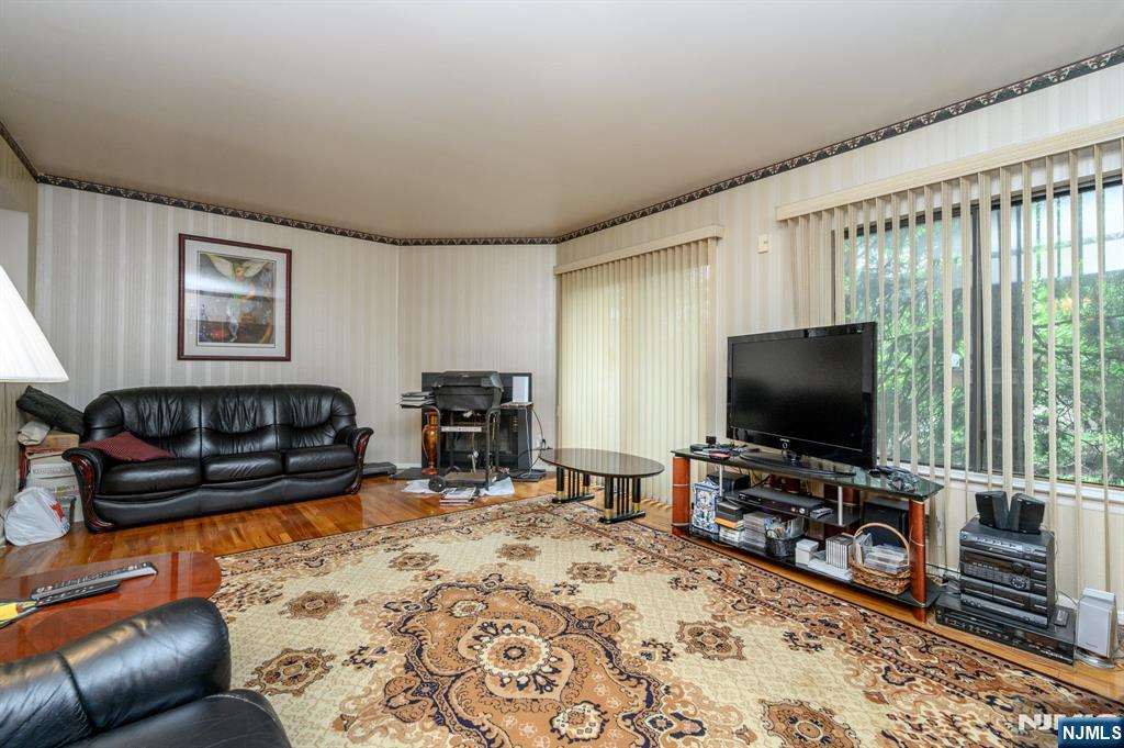 Homes for sale in Verona, NJ | 17 Louisburg Sq, Verona, NJ 07044 | MLS# 25022547