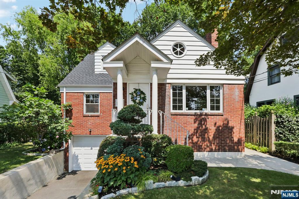 Photo of 323 E Oakdene Avenue, Leonia, NJ 07605