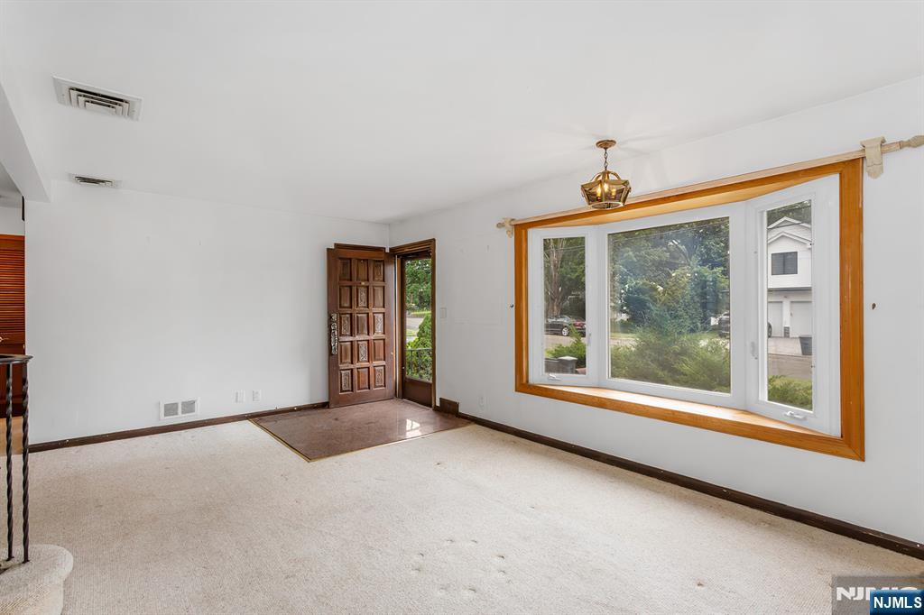 Homes for sale in Cresskill, NJ | 7 Burton Pl, Cresskill, NJ 07626 | MLS# 25022619