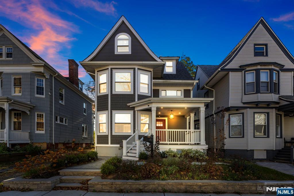 $648,888 Colonial