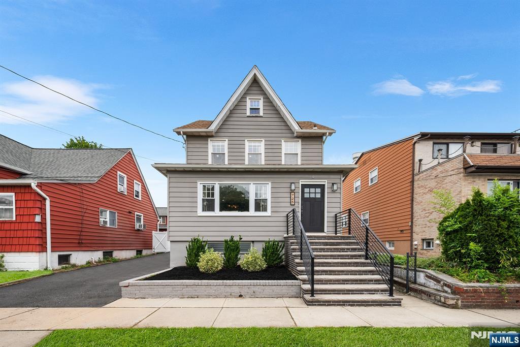 $879,000 Colonial