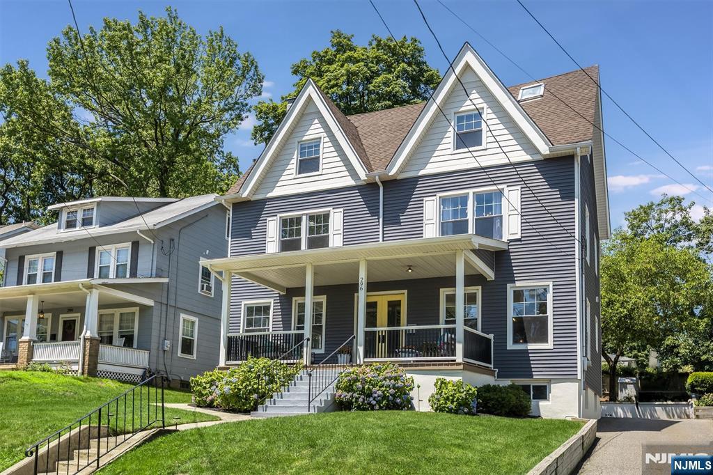 $899,000 Colonial