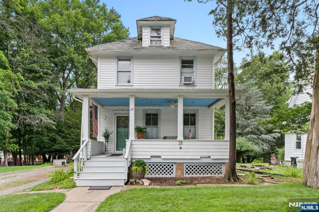 $575,000 Colonial