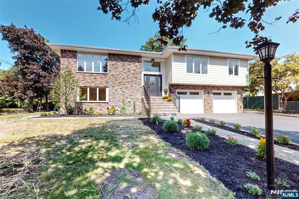 $1,499,000 Bi-Level