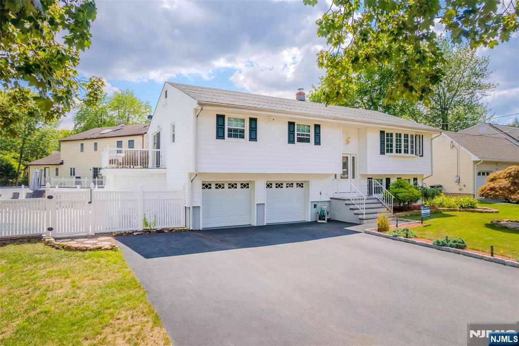 $1,288,000 Bi-Level