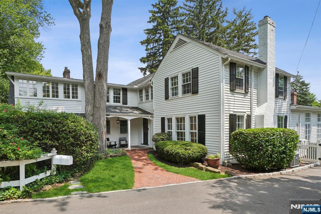 $1,549,000 Colonial