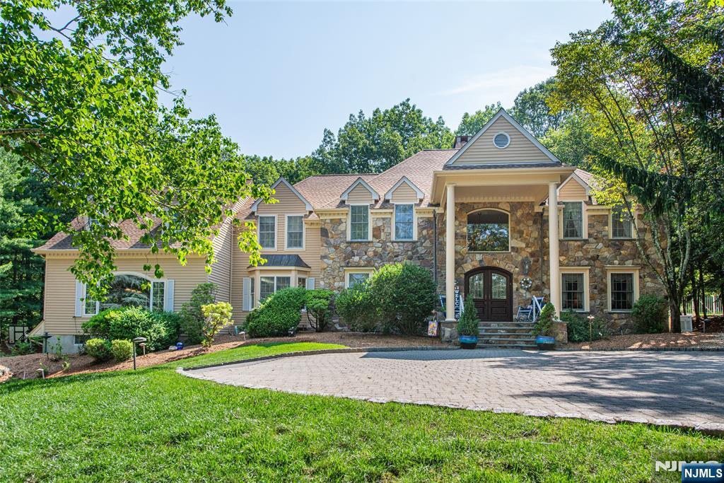 $1,624,000 Colonial