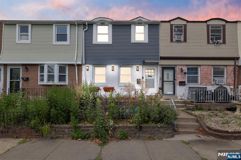 $565,000 Rowhouse