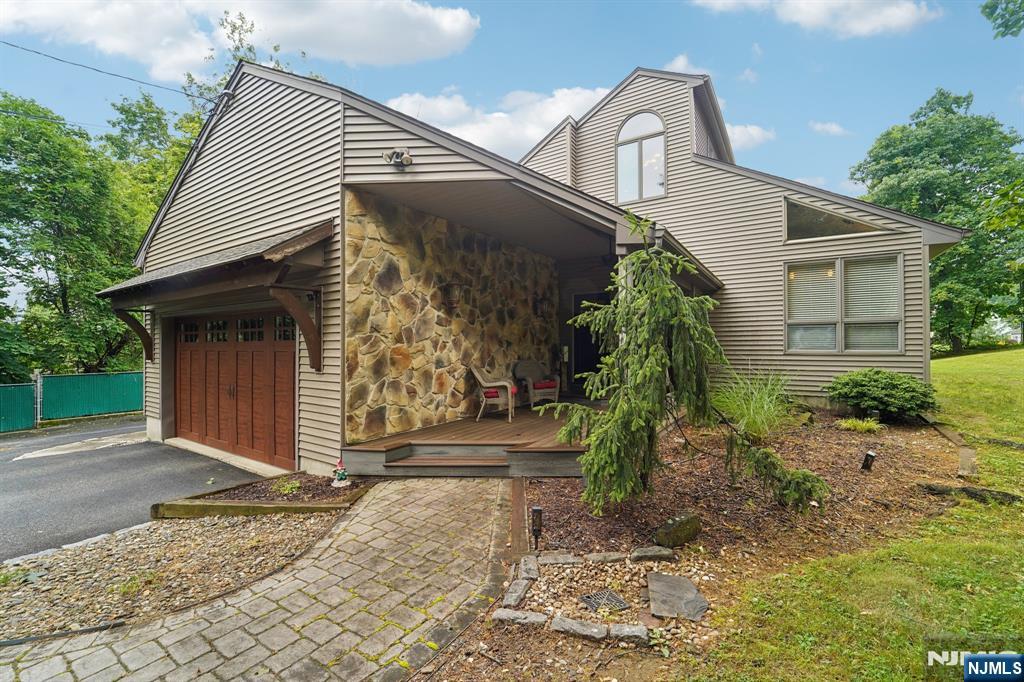 $899,000 Contemporary