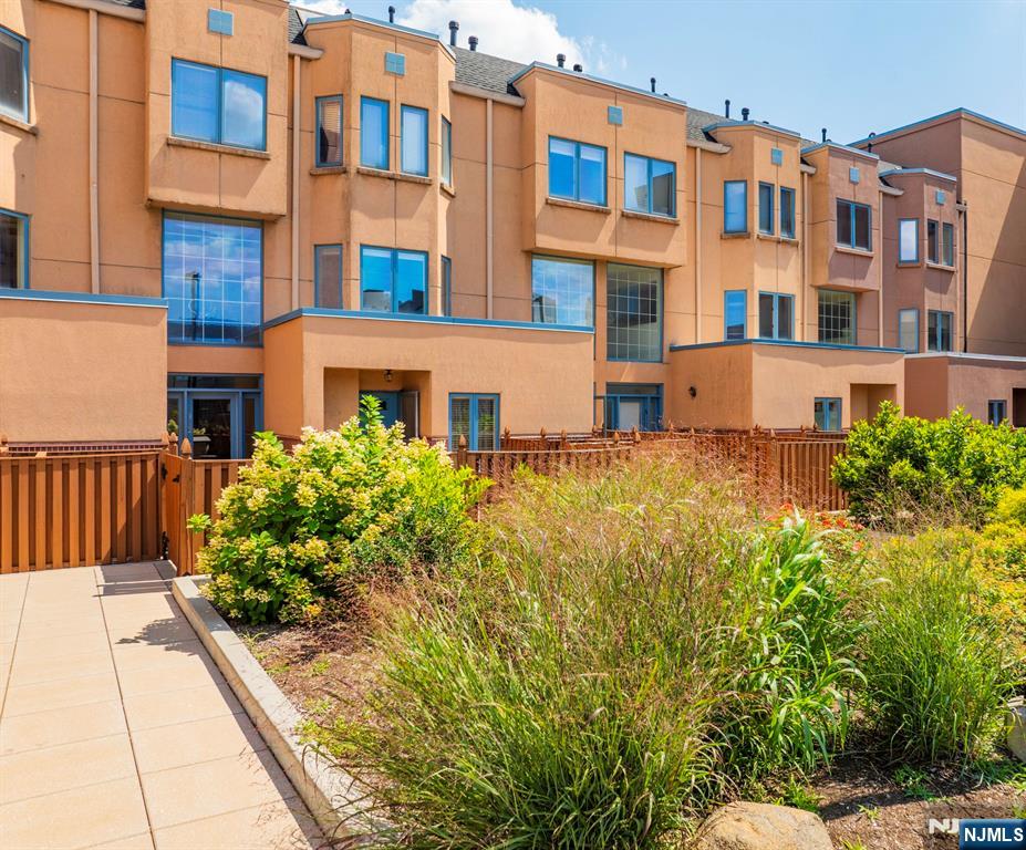 Homes for sale in Edgewater, NJ | 312 Franklin Ct, Edgewater, NJ 07020 | MLS# 25024124