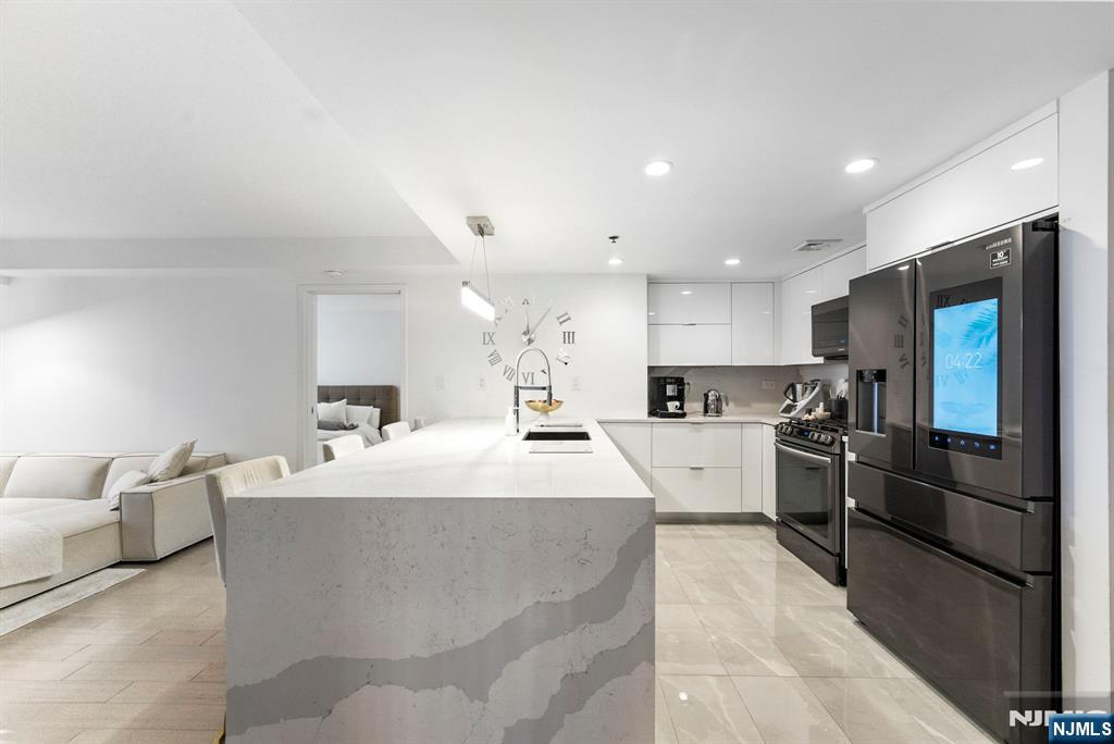 $899,999 Condo