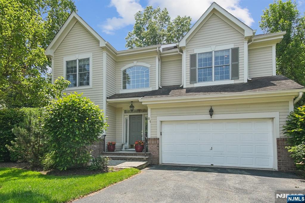 $899,999 Colonial