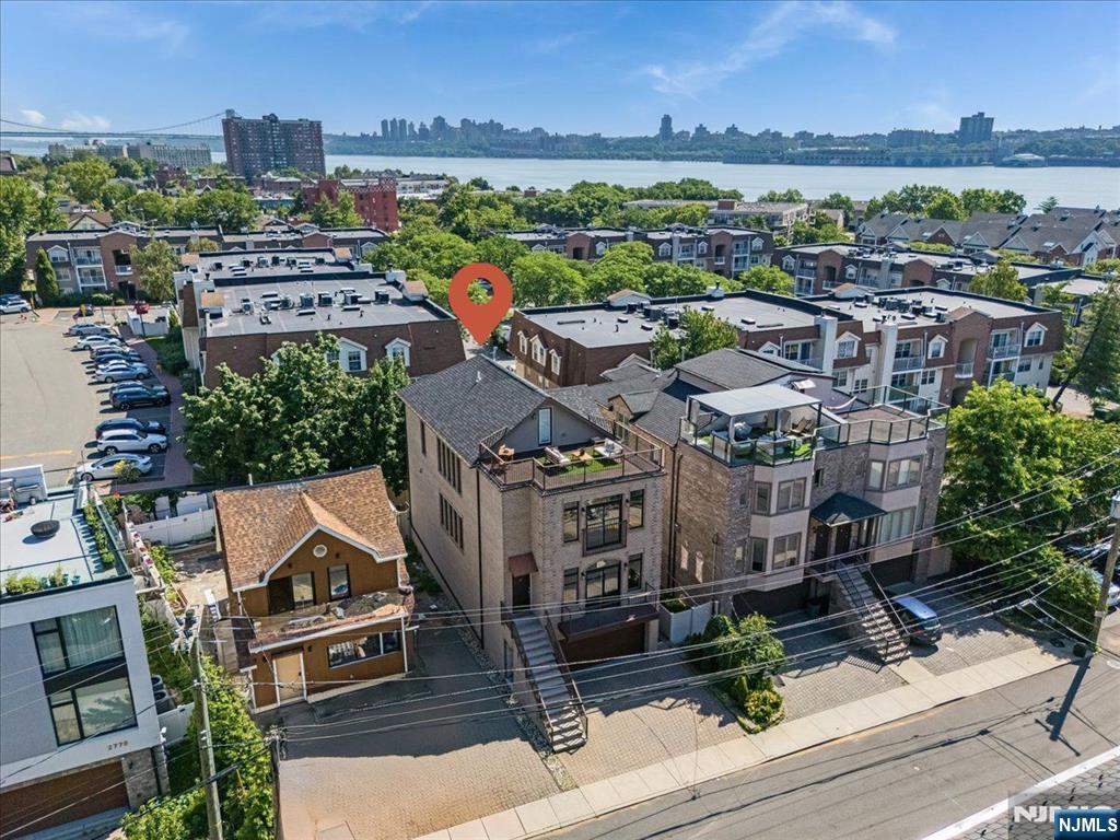 $1,659,000 Contemporary