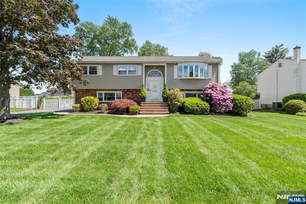 $850,000 Bi-Level