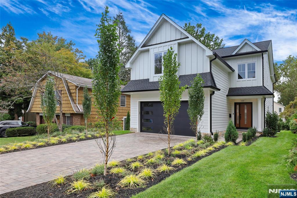$2,385,000 Colonial