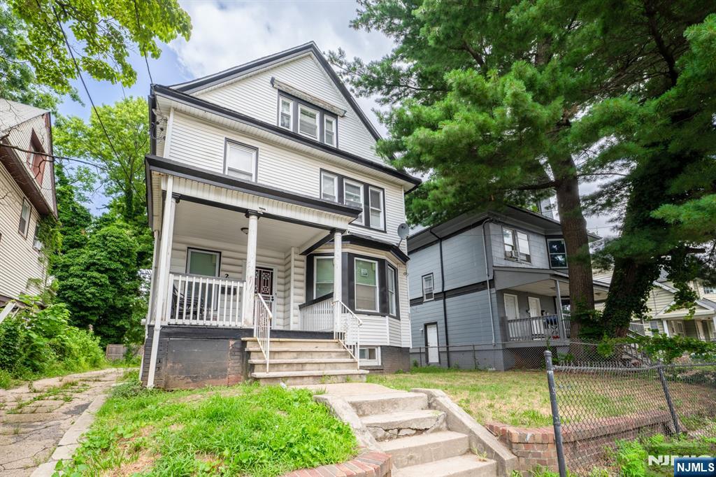 $425,000 Colonial