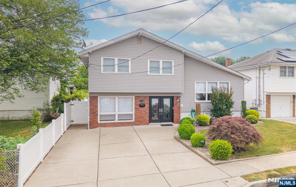 $889,000 Bi-Level