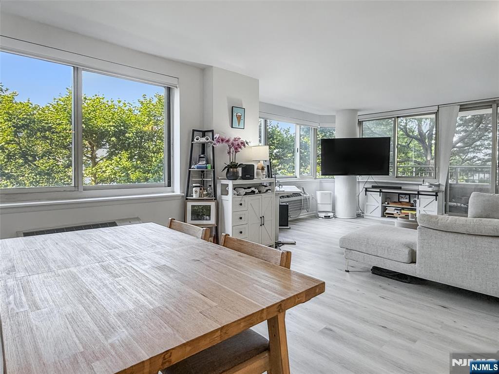 $1,099,999 Condo