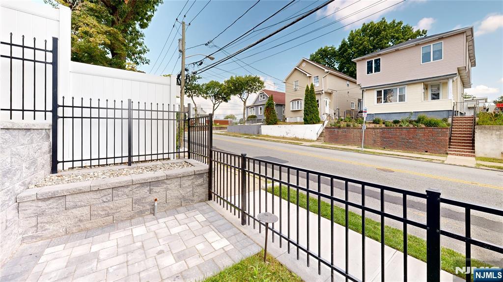 $899,900 Contemporary