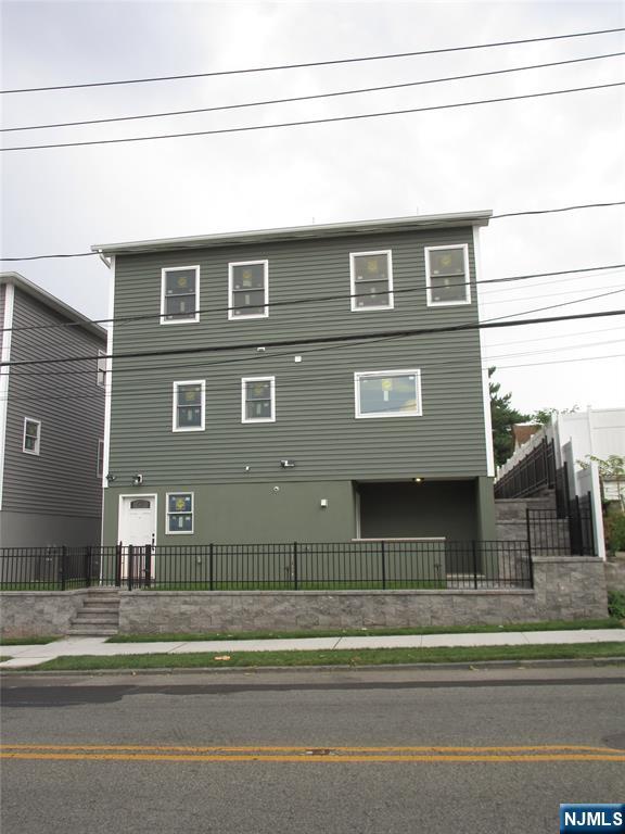 $899,900 Contemporary