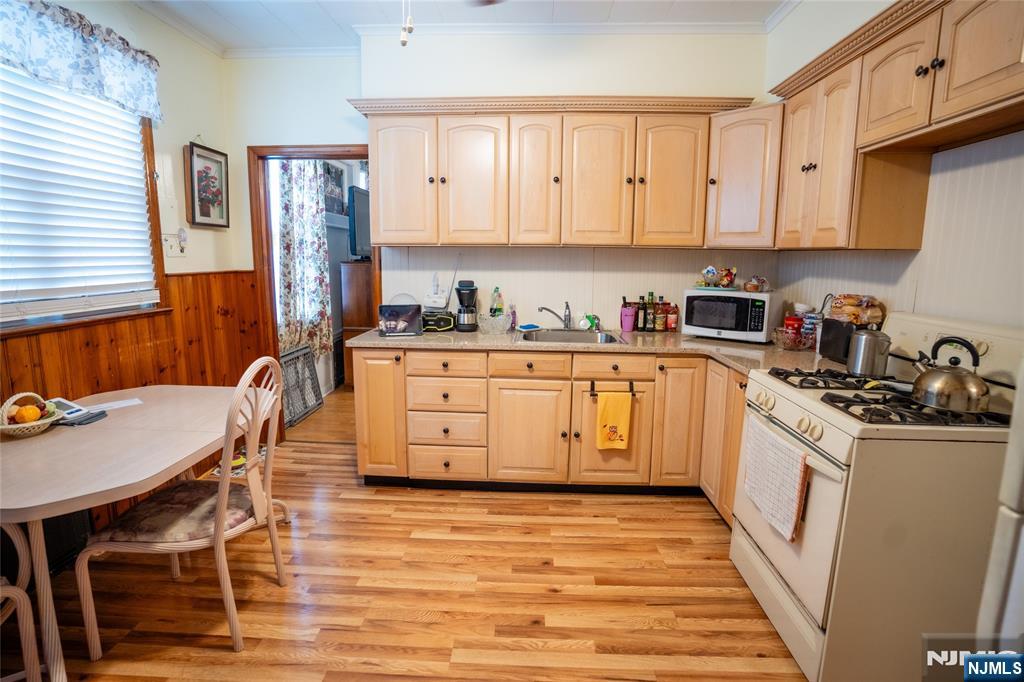 Homes for sale in Kearny, NJ | 35 Windsor St, Kearny, NJ 07032 | MLS# 25026264