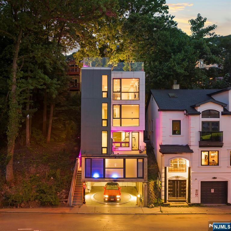 $1,988,000 Contemporary