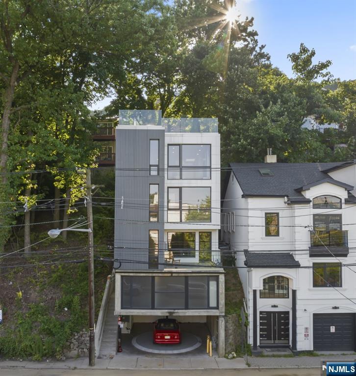 $1,988,000 Contemporary
